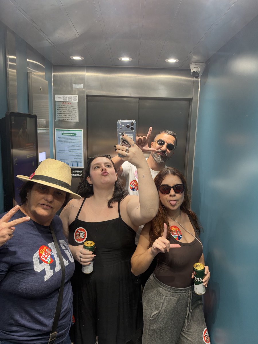 giovanajch's tweet photo. do lado certo da história ❤️ @mc13_larissa 
#LulaNaPaulista #LulaVaiVirar https://t.co/mm53WxLgKY