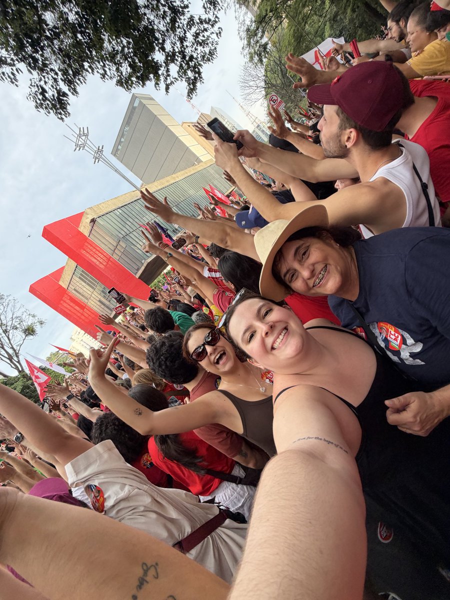 giovanajch's tweet photo. do lado certo da história ❤️ @mc13_larissa 
#LulaNaPaulista #LulaVaiVirar https://t.co/mm53WxLgKY