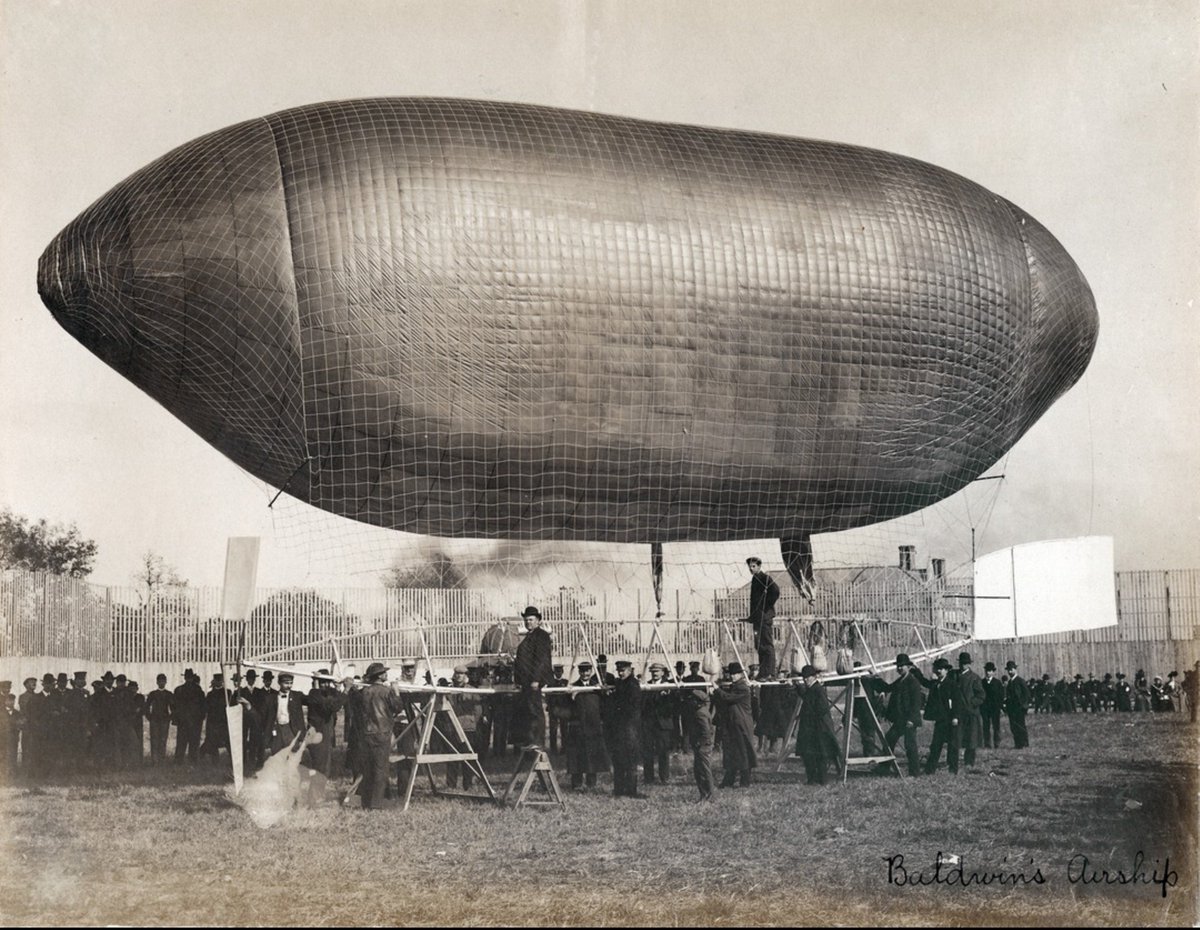 TheDoctorRegen's tweet photo. Baldwin's Airship at the 1904 World's Fair, and the crowd's standing around it like it's no big deal. If this was floating over St. Louis in 1904, how long had they really been up there? https://t.co/xoQBUpQxTp