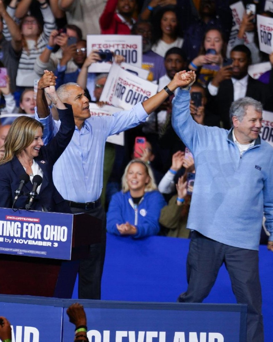 TheDemocrats's tweet photo. Democrats from Cleveland and Detroit are fired up and ready to vote! https://t.co/gpGGfHeez1