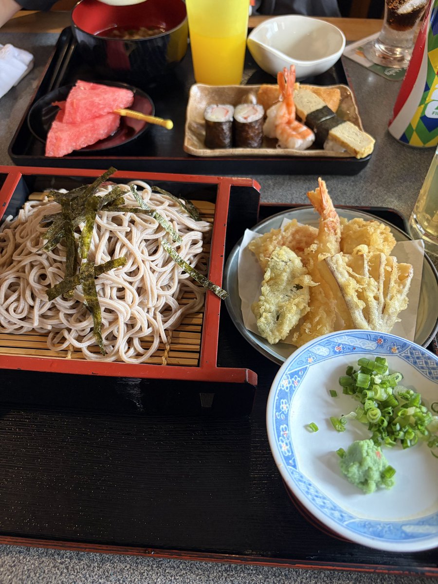suni's tweet photo. 日本人会でランチ→図書室でブラブラ→友だち家族と合流してプレイルームで子どもたちが遊ぶのを眺めながらまったり→我が家でスカッシュしてピザパーティ、な1日でした😊

Bottegaでピザやパスタ、牛カルパッチョ、チーズと生ハム、などをモリモリ頼んでモリモリ食べた！ https://t.co/1UbF2aIplj