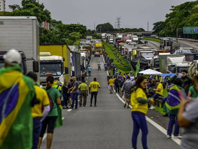 kekajhs's tweet photo. Isentões tentando dizer que não existe ameaça à democracia, que isso é terrorismo político, autoritarismo da esquerda. 

VÃO TOMAR NO CU que nem todo mundo tem memória de ameba igual vocês

Dia 01 de novembro de 2022: https://t.co/3znKKjst4U