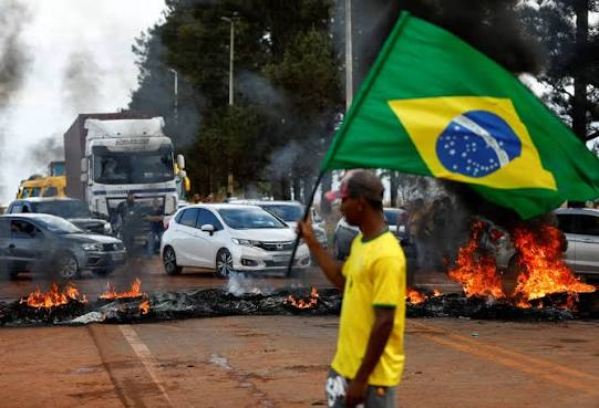 kekajhs's tweet photo. Isentões tentando dizer que não existe ameaça à democracia, que isso é terrorismo político, autoritarismo da esquerda. 

VÃO TOMAR NO CU que nem todo mundo tem memória de ameba igual vocês

Dia 01 de novembro de 2022: https://t.co/3znKKjst4U