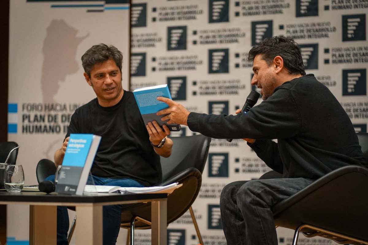 JuanGrabois's tweet photo. La tarea es "reagrupar a todas las fuerzas políticas y sociales detrás de un programa de gobierno que devuelva a esta Argentina sumida en la crueldad y el odio de los necios, la esperanza y el orgullo de ser argentinos" (CFK). 
No va a ser fácil, hay muchos nudos que desatar, pero es nuestro deber militante. 
Hoy más de mil militantes debatieron durante diez horas un Plan de Desarrollo Humano Integral, soberano y federal a partir de un trabajo muy riguroso de los diecinueve equipos de nuestra @fundacion_dhi.  
Ahora vamos a recorrer cada rincón de la Patria para democratizar el debate, fortalecer la lucha contra este régimen inhumano y consolidar la perspectiva de una Argentina Humana.