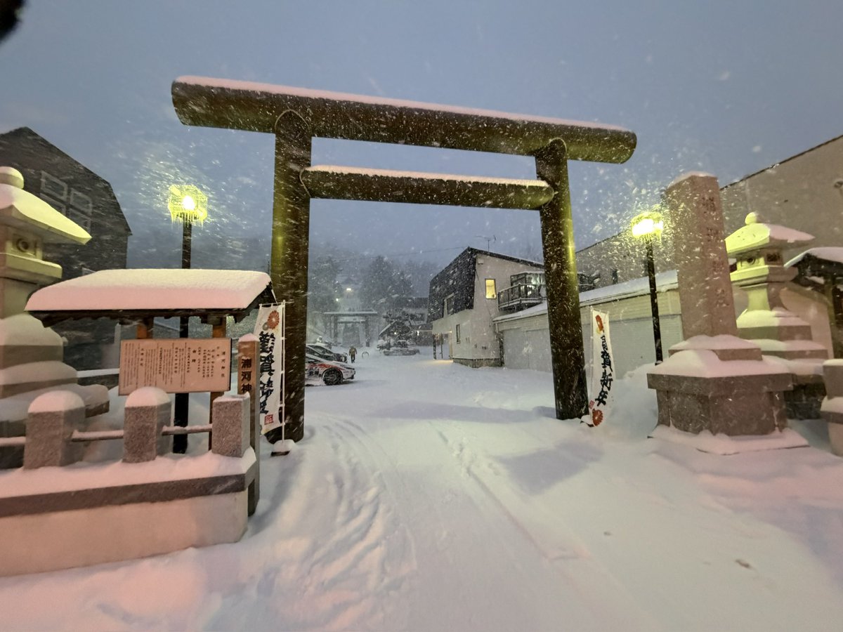Nagi_LP041's tweet photo. ウマ娘スタンプラリーが話題ですが、行く方は気をつけて
日高は雪が少ないというのは北海道で比較的なだけで、降らない地域から見ると大雪です。
スタッドレス履けば大丈夫だよねという思考の方は散りますので、家で大人しくしてましょう。

JAFのも真冬にやってた https://t.co/KN5eqlugft