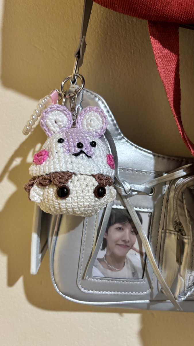 franhope_'s tweet photo. Armys, minha mãe está fazendo amigurumis (chaveiros) lindos do bts para vender!  Quem quiser encomendar, vou estar em São Paulo do dia 28 de outubro a 1º de novembro e posso levar os pedidos comigo. ✨

Quem tiver interesse, me chama no privado! 💜 https://t.co/GmO6W9I2QS