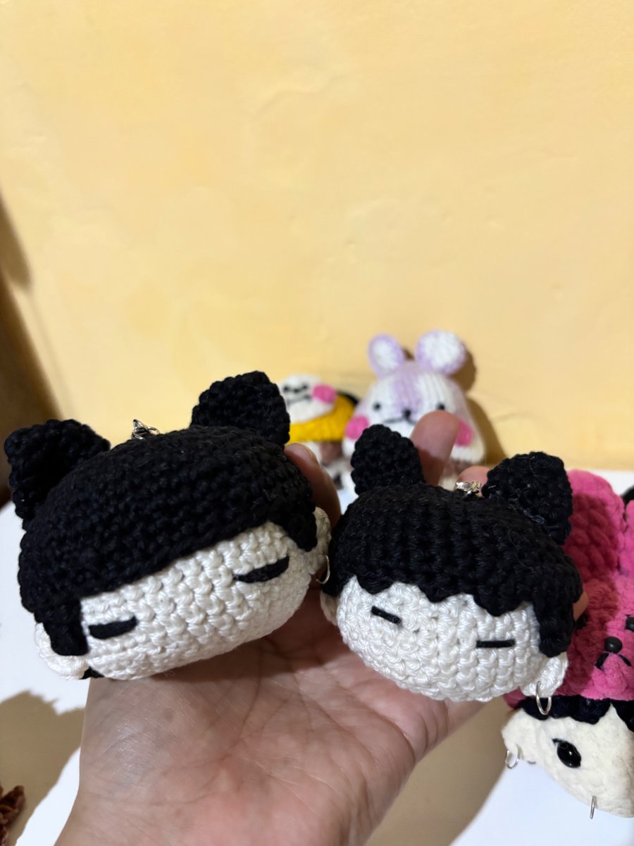 franhope_'s tweet photo. Armys, minha mãe está fazendo amigurumis (chaveiros) lindos do bts para vender!  Quem quiser encomendar, vou estar em São Paulo do dia 28 de outubro a 1º de novembro e posso levar os pedidos comigo. ✨

Quem tiver interesse, me chama no privado! 💜 https://t.co/GmO6W9I2QS