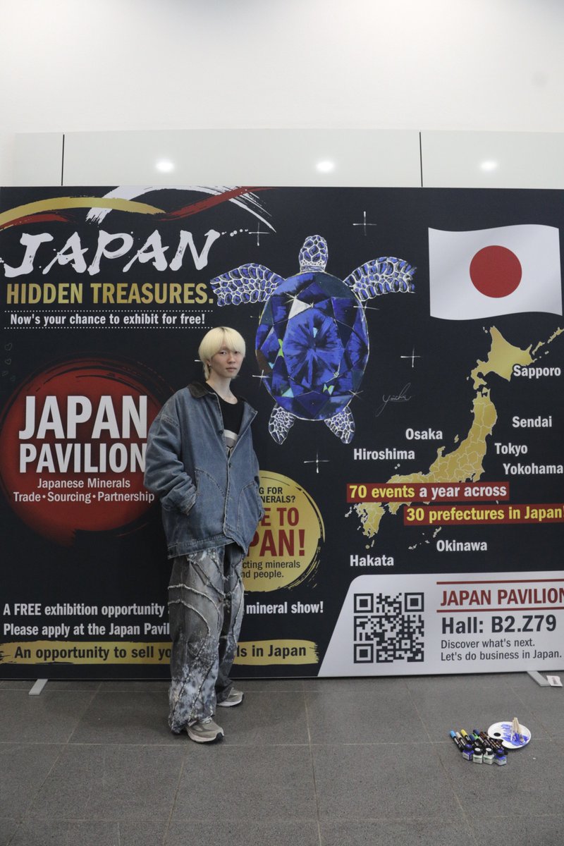 yuichiro_abe's tweet photo. 作品が大きく印刷される予定でした。ところが、まさかの事態に。

印刷会社側のデータ抜けで、描き下ろした龍の部分だけが空白になっていました。

急遽、ミネラルマルシェの社長から「ここに描いてほしい」と頼まれ、現地で画材を買い集めて「アオウミガメ×サファイア」を描きました💎

慣れない画材に、大きく張られた布。思うように描けず苦戦しましたが、足を止めてくださる方もいて、新しいご縁にも繋がりました。

難しかったけど、自分なりによく頑張った😌
予定外の挑戦でしたが、成長できたし、なんだかんだ楽しかった…！