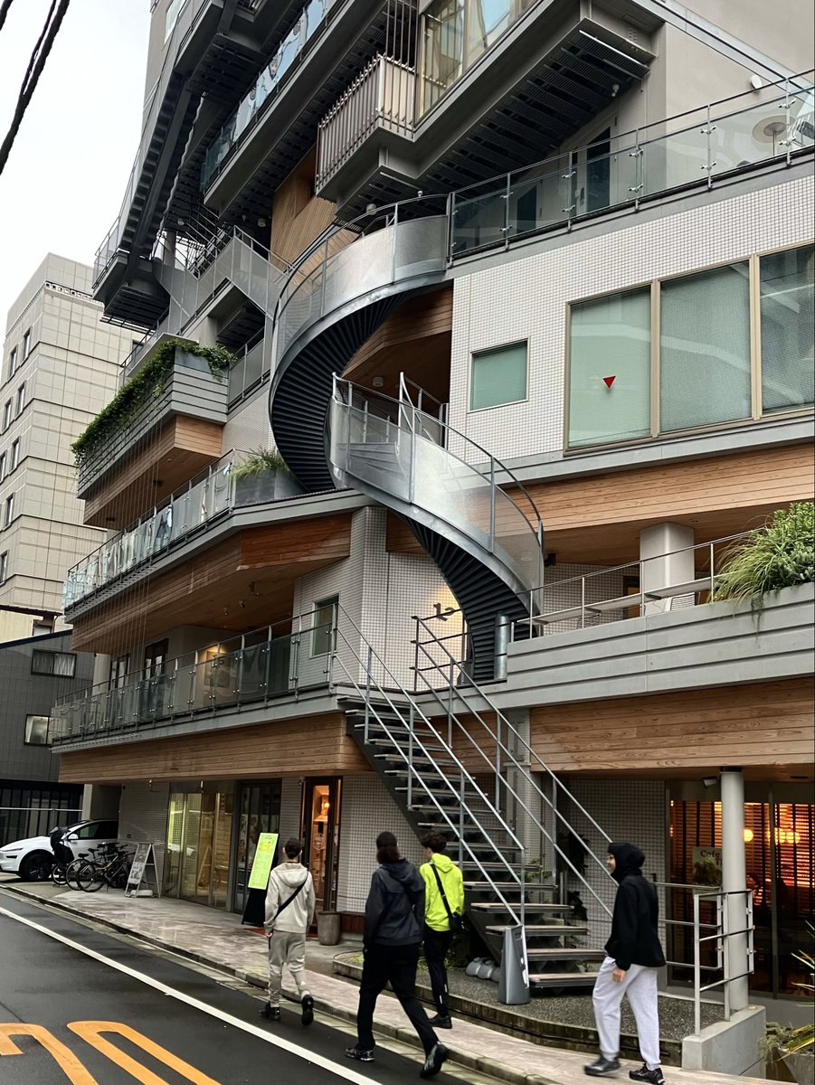 ItomaMiaou's tweet photo. くねくね。手摺りなしで下りられるか? 美しい。螺旋🌀。
#sampo #itoma #detail #spiral #screw #stairs #archit https://t.co/wBD1yQ4xq4