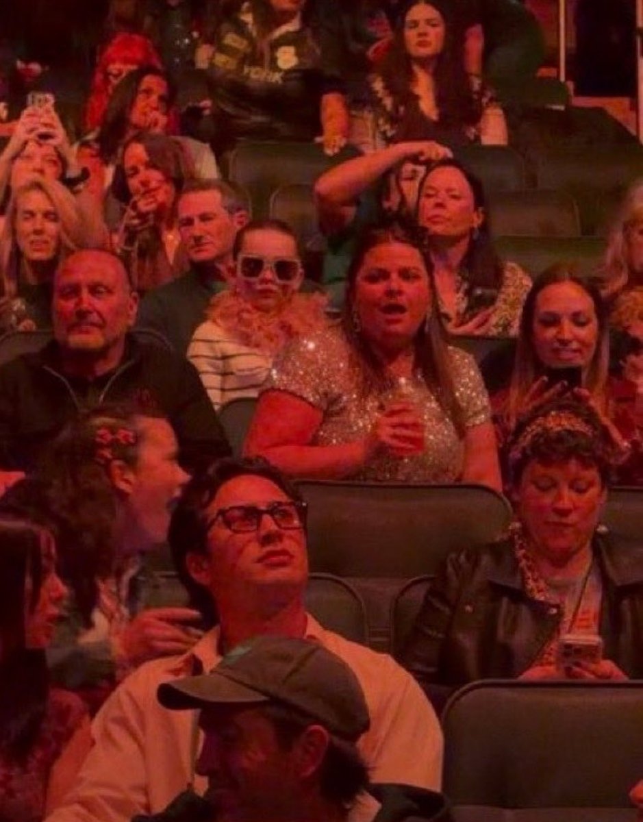 ALadyOnThVerge's tweet photo. The way this picture shows the MOMENT everyone recognized him 🤣🤣 https://t.co/nwwTry6NQL