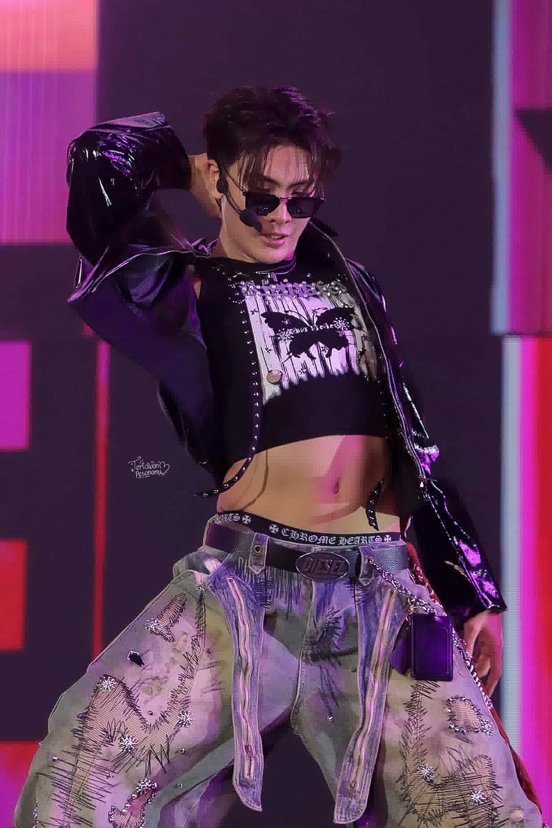 joongsol's tweet photo. OMG, Joong is an exposible bombshell on stage, he was born to be there💣 https://t.co/TPFAEFeF58