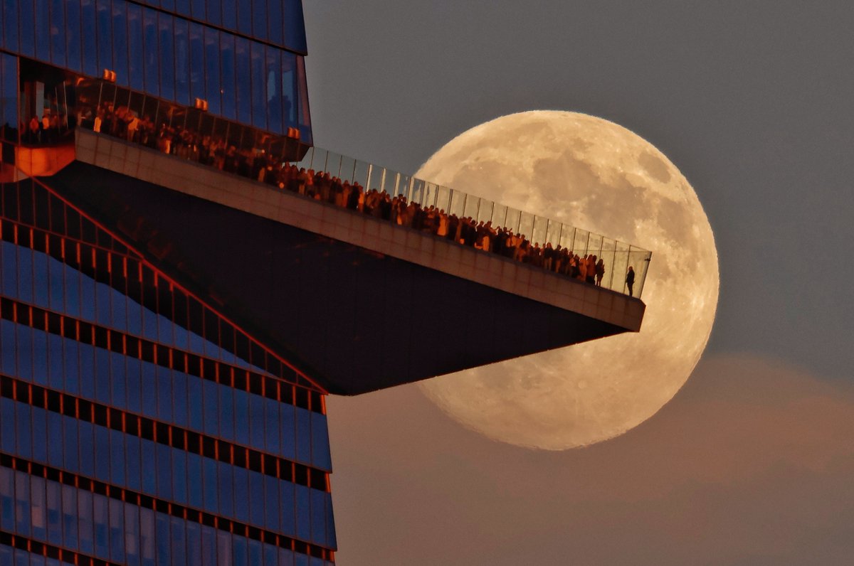GaryHershorn's tweet photo. A 98 percent illuminated Hunter's Moon rises behind the EdgeNYC observation deck at Hudson Yards as the sun sets in New York City, Saturday evening #nyc #newyork #newyorkcity #huntersmoon #moon https://t.co/4Y0q3xiQ9q