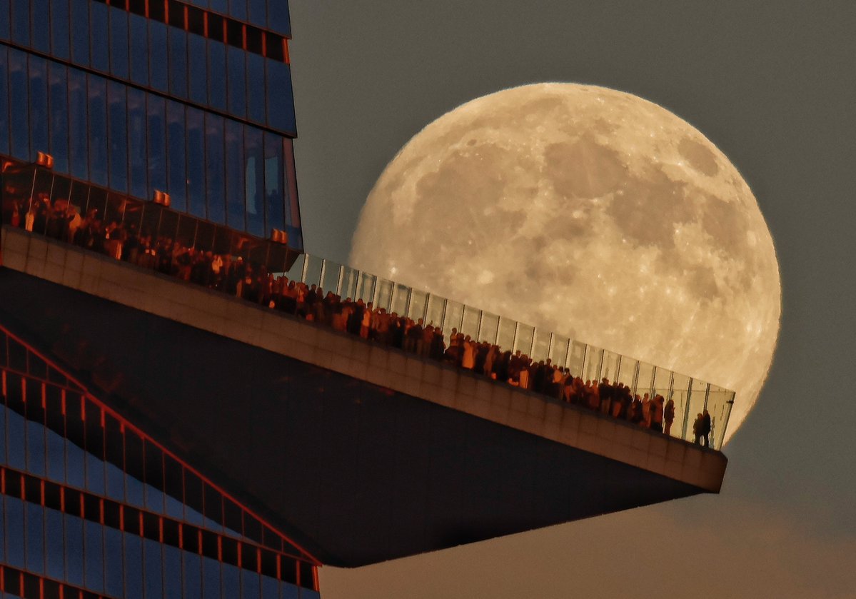 GaryHershorn's tweet photo. A 98 percent illuminated Hunter's Moon rises behind the EdgeNYC observation deck at Hudson Yards as the sun sets in New York City, Saturday evening #nyc #newyork #newyorkcity #huntersmoon #moon https://t.co/4Y0q3xiQ9q