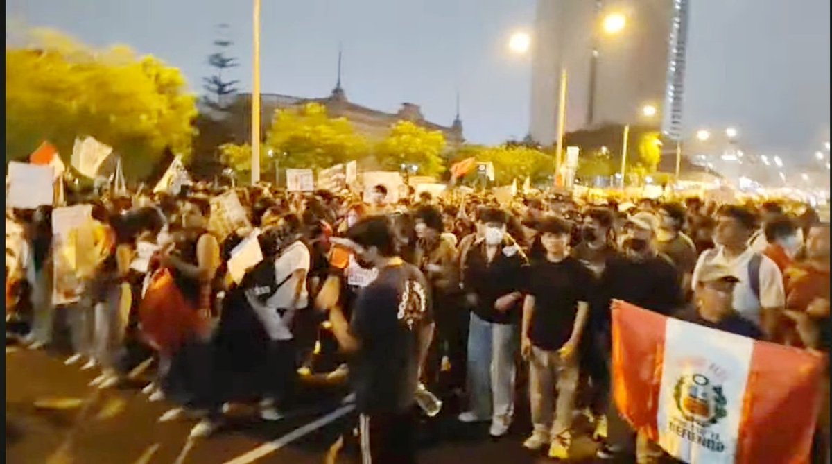 padre_n's tweet photo. TIEMBLA la incapaz @KeikoFujimori  ! Primera y masiva movilización ciudadana en protesta contra el régimen de la japonesa. Su incapacidad para combatir la delincuencia, su autoritarismo y su entreguismo a EEUU hicieron perder la paciencia al pueblo. Esto es el inicio. https://t.co/l87M1HQoWO