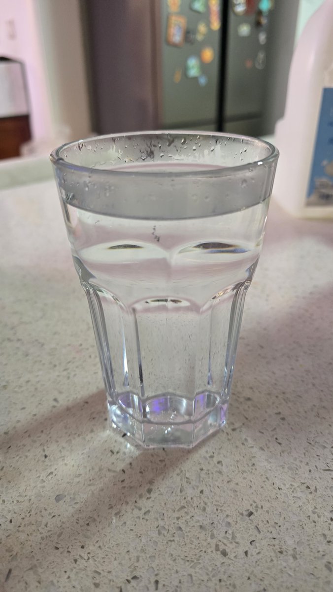 Liu_si_yao's tweet photo. 早上好

一口气喝掉 350ml 温水

今天又是元气满满的一天

肝起来，朋友们🌹 https://t.co/pwQf5cETPz