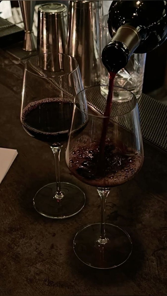 mayakillogore's tweet photo. Vinho no pub com o benjamim https://t.co/PdKkmGc07O