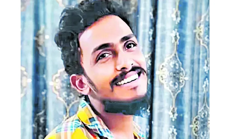 SakshiNews's tweet photo. కొట్టి చంపేసి.. బతికున్నట్టు నమ్మించే కిరాతకం
 
కాపు యువకుడు గాదె సాయికృష్ణ లాకప్‌ డెత్‌ కేసులో కోర్టుకు సీబీఐ ఎఫ్‌ఐఆర్

మేజిస్ట్రేట్‌ ఎదుట హాజరుపర్చకుండా కస్టడీలో పోలీసులు చిత్రవధ చేసి చంపేశారు 

ఏడుగురిపై కేసు.. సాక్ష్యాల విధ్వంసంపై తీవ్ర ఆరోపణలు 

సీసీటీవీ హార్డ్‌డిస్క్‌ల మార్పిడి.. ఫుటేజీ మాయం 

మృతదేహాన్ని దహనం చేసినట్టు ఎఫ్‌ఐఆర్‌లో ప్రస్తావన 

హైకోర్టు ఆదేశాలతో రంగంలోకి దిగిన సీబీఐ