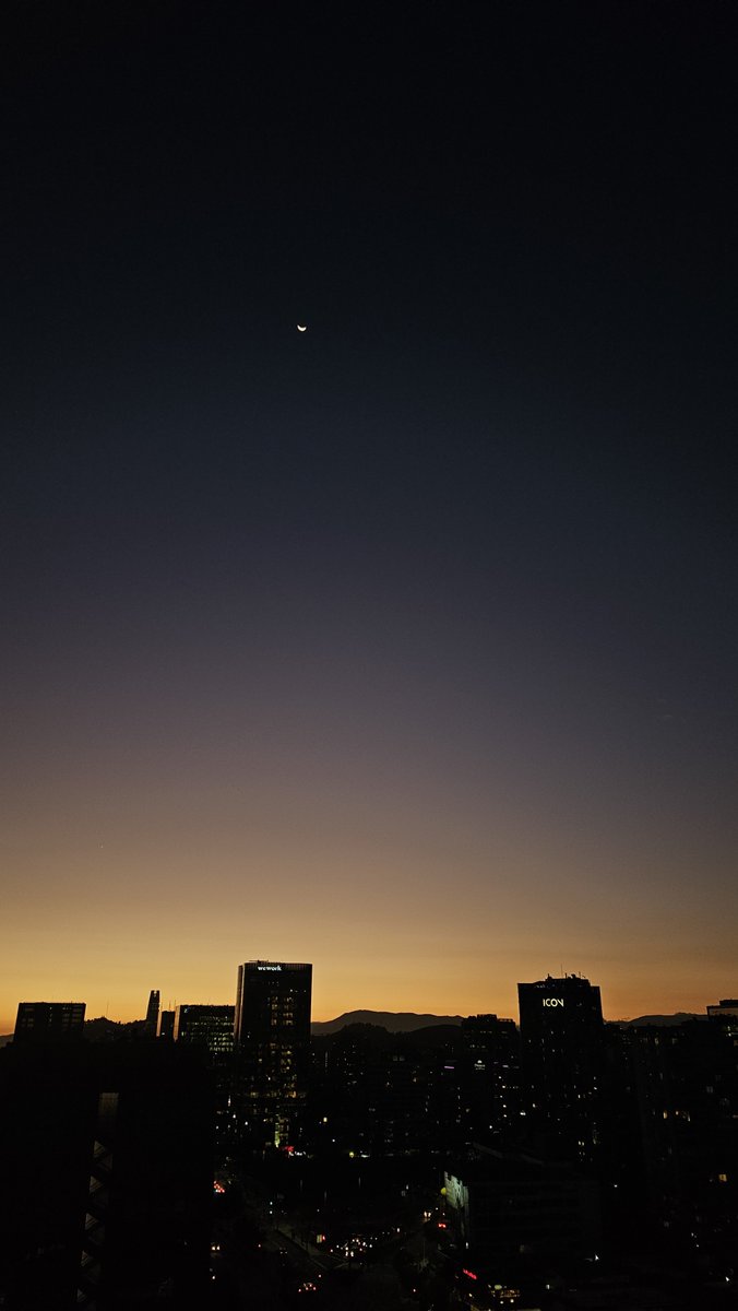 Raquelm_o's tweet photo. Esta ciudad  tiene su encanto 😊. Foto con luna nueva del 14 octubre 2026. Hermoso atardecer que nos regalo el solcito ese día 🧡
#sinfiltro #SantiagodeChile  #chileestuyo https://t.co/P2apZ78DLq