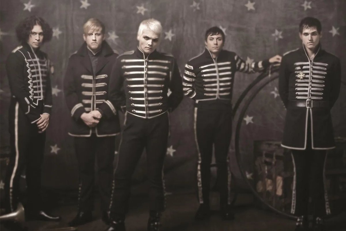 musictrendscol's tweet photo. Se cumplen 20 años desde el estreno de “The Black Parade”, el álbum más famoso de My Chemical Romance, que tuvimos la oportunidad de disfrutar en vivo este año 🔥💿😭 https://t.co/2MRCh4o35O