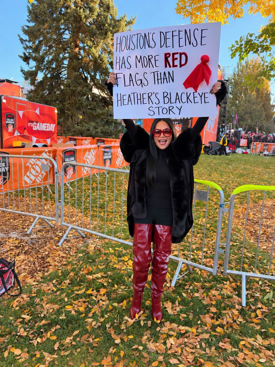 TheRealJenShah's tweet photo. Flag on the play! Looks like we’re headed into overtime! 🚩🏈👀 #CollegeGameDay #GOUTES https://t.co/T9OaQaHJ5M
