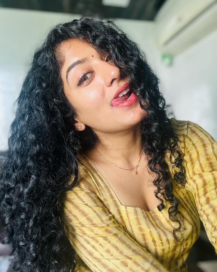 kaiyaethunai's tweet photo. Curls and curves is a deadly combo https://t.co/Yzsx4s8Op2