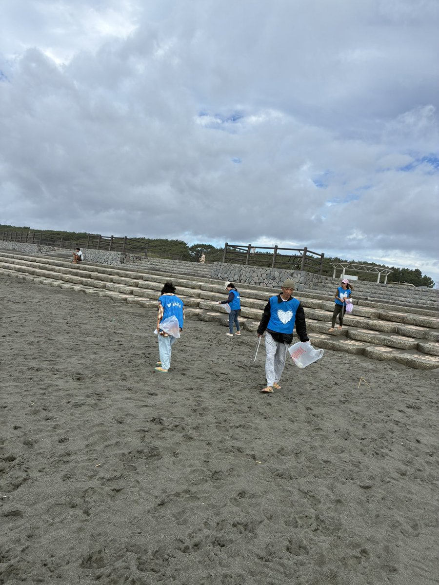 CleanupFrontier's tweet photo. 茅ヶ崎西浜ビーチクリーンナップ
毎月第4日曜日に開催しています
今回は佐藤さん家族が不在の為
地元の方々とゴミを回収してきました
初参加の方が2人(高校1年生とお母さん笑)
7人で活動してきました
ビーチに打ち寄せられたゴミと流木に海藻が
混ざって帯の様に流されいました
ゴミは10袋回収しました https://t.co/inddPhumvi