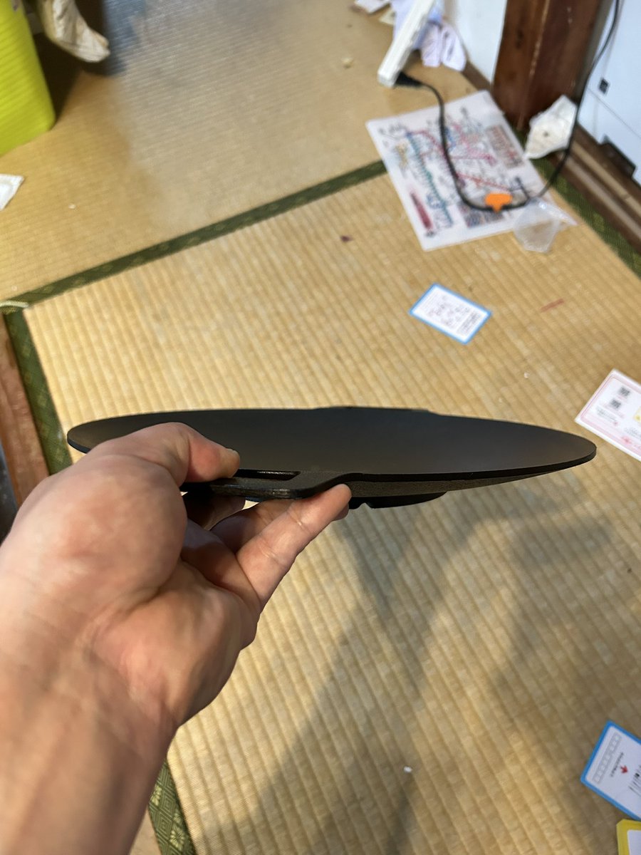 n0rr's tweet photo. 実際のところ韓国料理はあまりにも隠され過ぎているよな。特に調理法。これは韓国で買った鍋で、豚肉とニンニクを乗せて火にかけると豚肉の脂が真ん中に集まってニンニクを揚げるおそろしい装置だよ https://t.co/JbnGfGJKLT