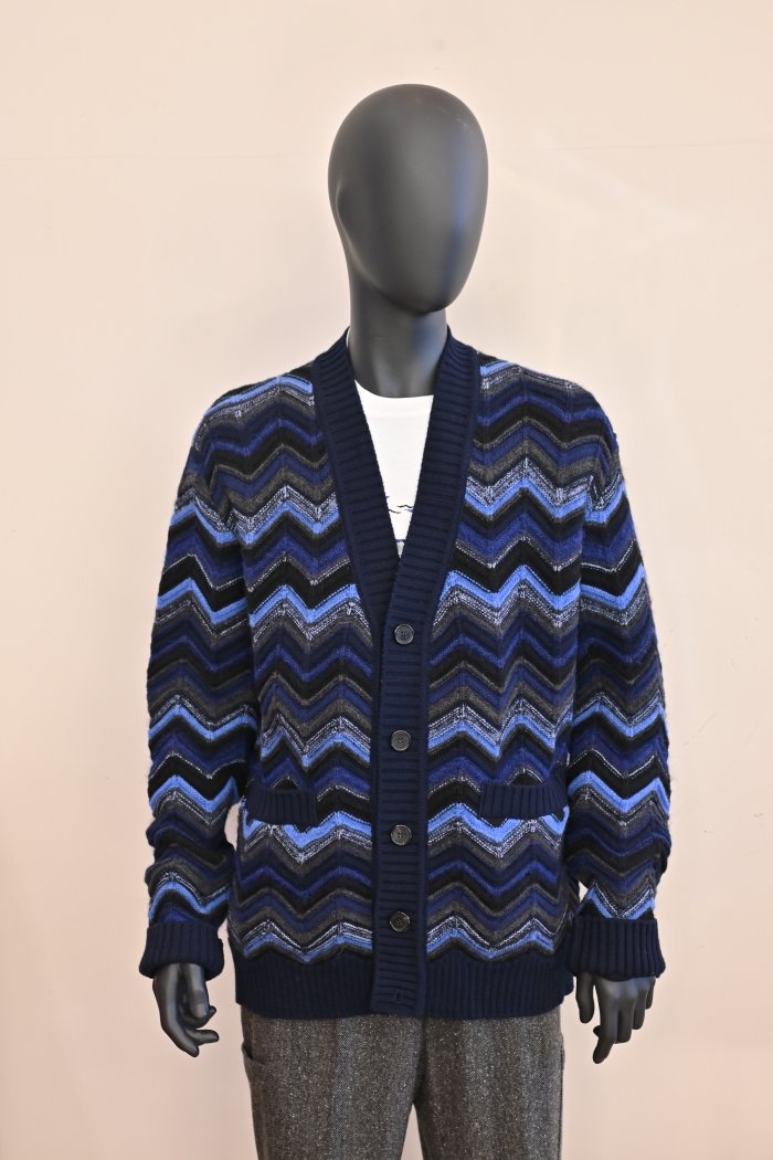 zefirosapporo's tweet photo. MISSONI UOMO  
ZIG ZAG PATTERN CARDIGAN / Navy  
https://t.co/fF2C2nvr9V 
#メンズウェア  #ミッソーニ
#ミッソーニ #ニット
#カーディガン #ウインター
#ゼフィーロ札幌
#札幌  #北海道
#missoniuomo
#missoni #knit
#cardigan
#wintercollection
#zefirosapporo
#zefiro
#sapporo
#hokkaido https://t.co/gR63GbRDoX