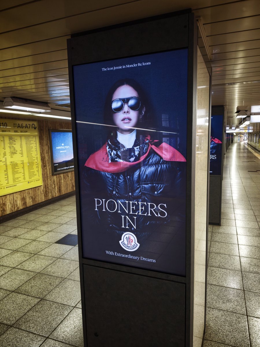 adbrex_'s tweet photo. 新宿駅で遭遇、MONCLERの広告。
BLACKPINKのジェニーさんを起用。「PIONEERS IN」のメッセージ、ブランドロゴを美しく浮かび上がらせるクリエイティブに。

連続するサイネージで通路をジャック。 https://t.co/2qNzwPCzqE