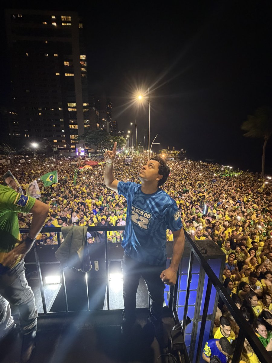 JeffreyChiquini's tweet photo. Eu dei o meu melhor para libertar o nosso Brasil do PT. Agora vamos pra urna. Eu tenho a certeza incondicional que Deus está no controle de tudo. Eu sei em quem tenho crido.

Fui o primeiro candidato do partido novo do país a declarar voto no Flávio Bolsonaro, porque desde o início eu sabia que essa era a melhor estratégia e que Flávio era a melhor opção para vencer a eleição. 

Hoje estou convicto que tomei a decisão correta. Vamos vencer o PT e @FlavioBolsonaro é o próximo presidente do Brasil. 

Deus estendeu sua mão para o Brasil e entrou com providência. Seremos libertos da escravidão do socialismo. 

O tempo do progresso chegou!

Vamos arrumar o Brasil 🇧🇷
