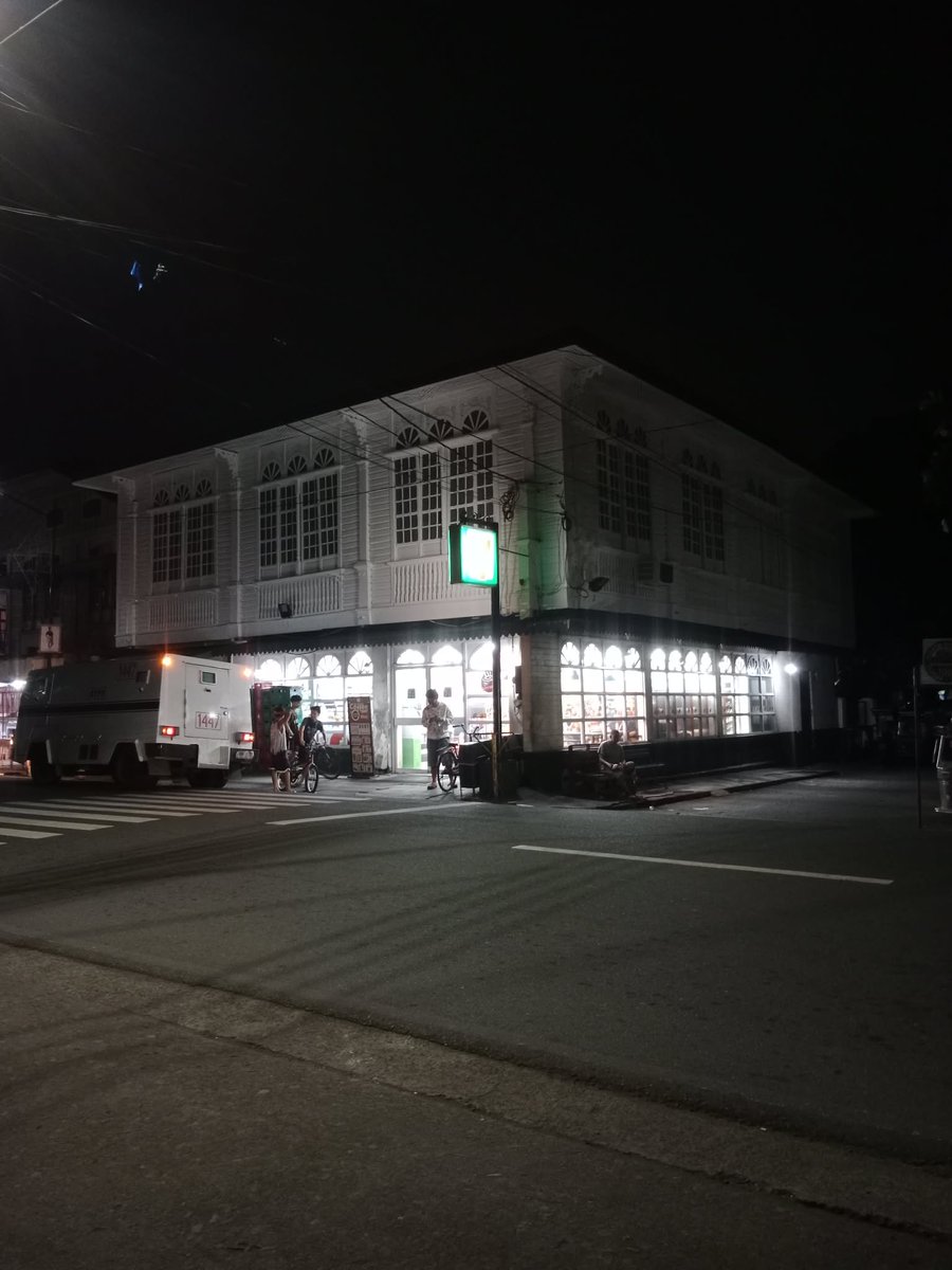 dave_bloom23's tweet photo. Ganda ng 7/11 dito oh. May pagka old-school ang design 🫶❤️ https://t.co/ADnLDii4Ej