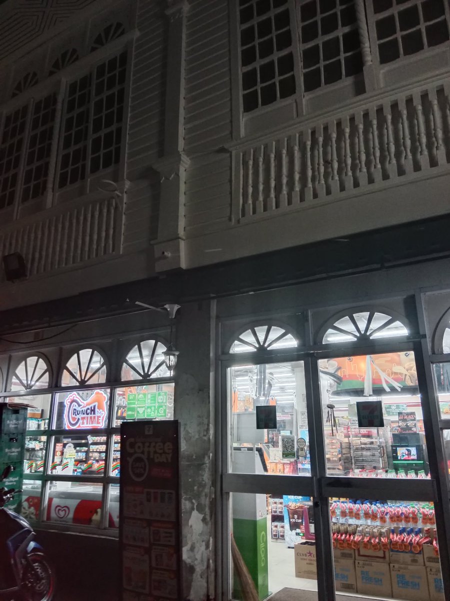 dave_bloom23's tweet photo. Ganda ng 7/11 dito oh. May pagka old-school ang design 🫶❤️ https://t.co/ADnLDii4Ej
