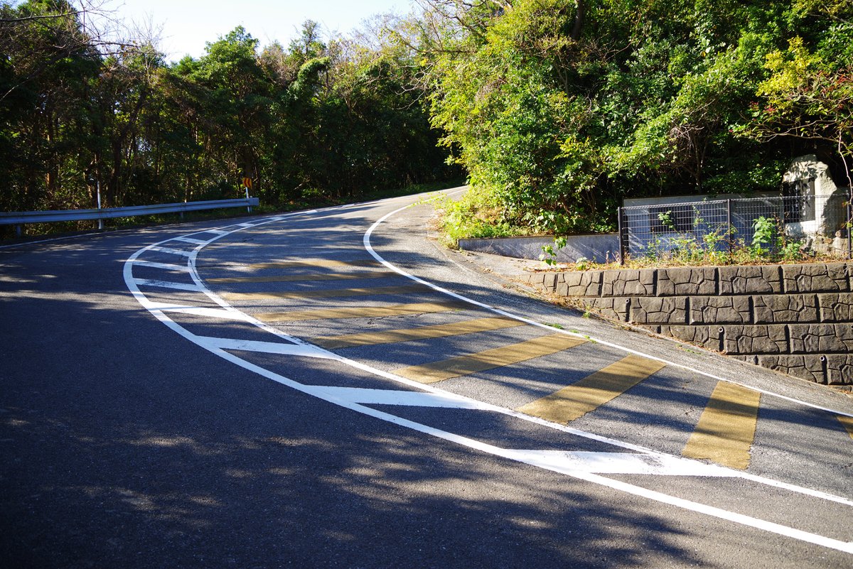 Bang_You_sub's tweet photo. @160kph 下りでオーバーランしそうになってコケたと思しきGSをレスキューした事ありますぜ…
下り方向向いて倒れてたのでくっそ大変だったｗ

こっちもこの傾斜でバイク停めなきゃならんしｗ https://t.co/IzFiYA55aL