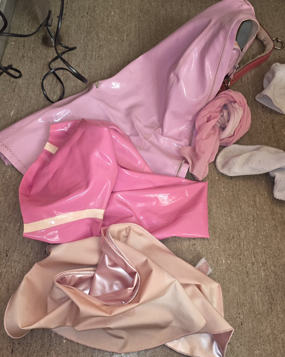 simp4pinkii's tweet photo. Which pic makes your mind melt?
1 or 2? 💕🤭 https://t.co/mPSybHKGeU