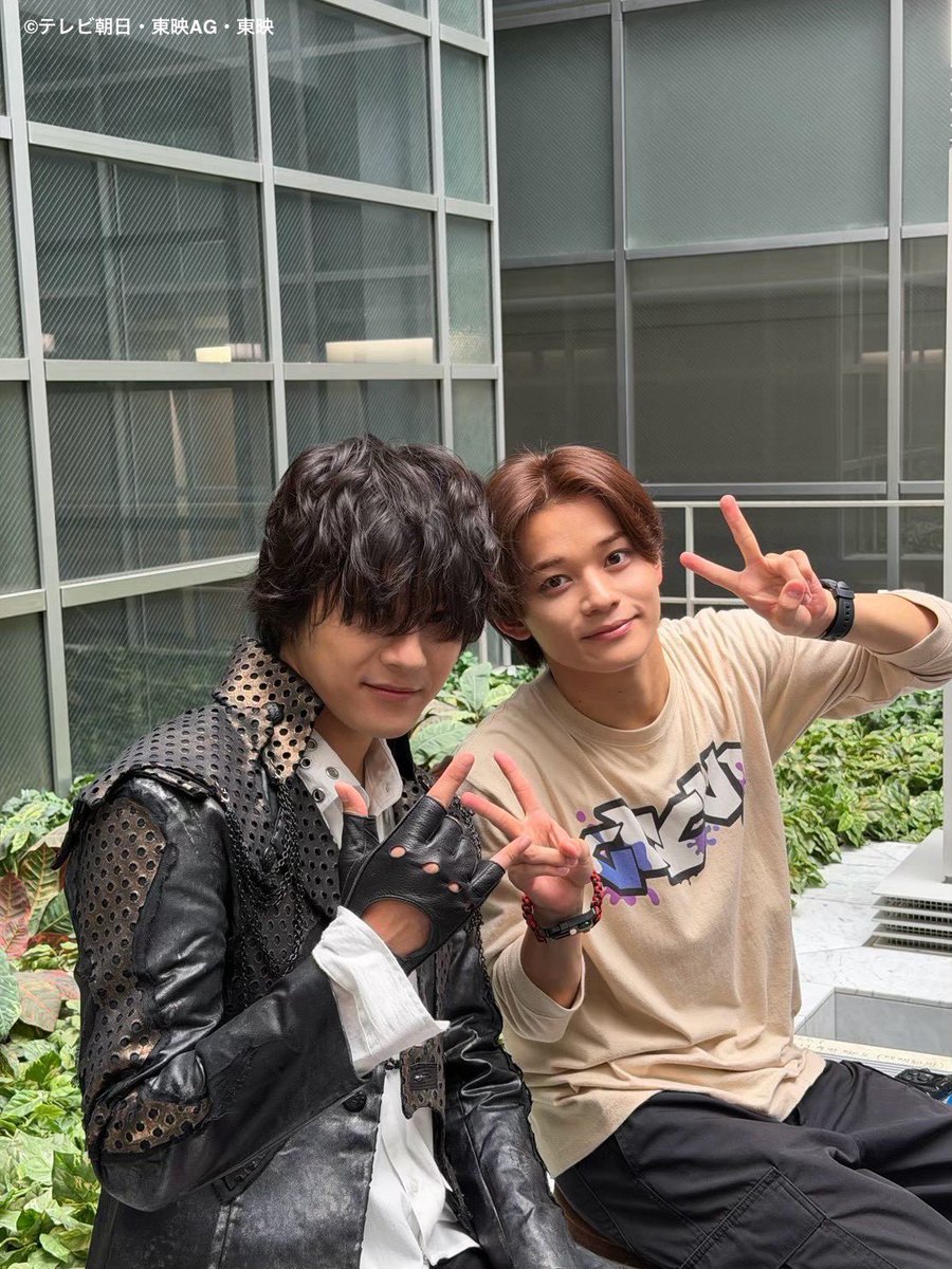 khi_official912's tweet photo. 『角醒ハンターオメガホーン』

第拾四話「守り抜け！ハンターVS機炎角！」

ご視聴いただきありがとうございました💢

大佐の熱い想いがこもった一発。
感動しました。

撮影現場では資料課がオメガ世界にいるのが凄い嬉しくて懐かしくて楽しかったです！

シャウトにハートポーズを教えてもらうがなかなかできず…
結局アイラブユーのハンドサインにするレイジ❤️‍🔥

皆様次回もお楽しみに🫡

#角醒ハンターオメガホーン 
#超宇宙刑事ギャバンインフィニティ 
#弩城怜慈 #鉄壁のレイジ 
#長田光平