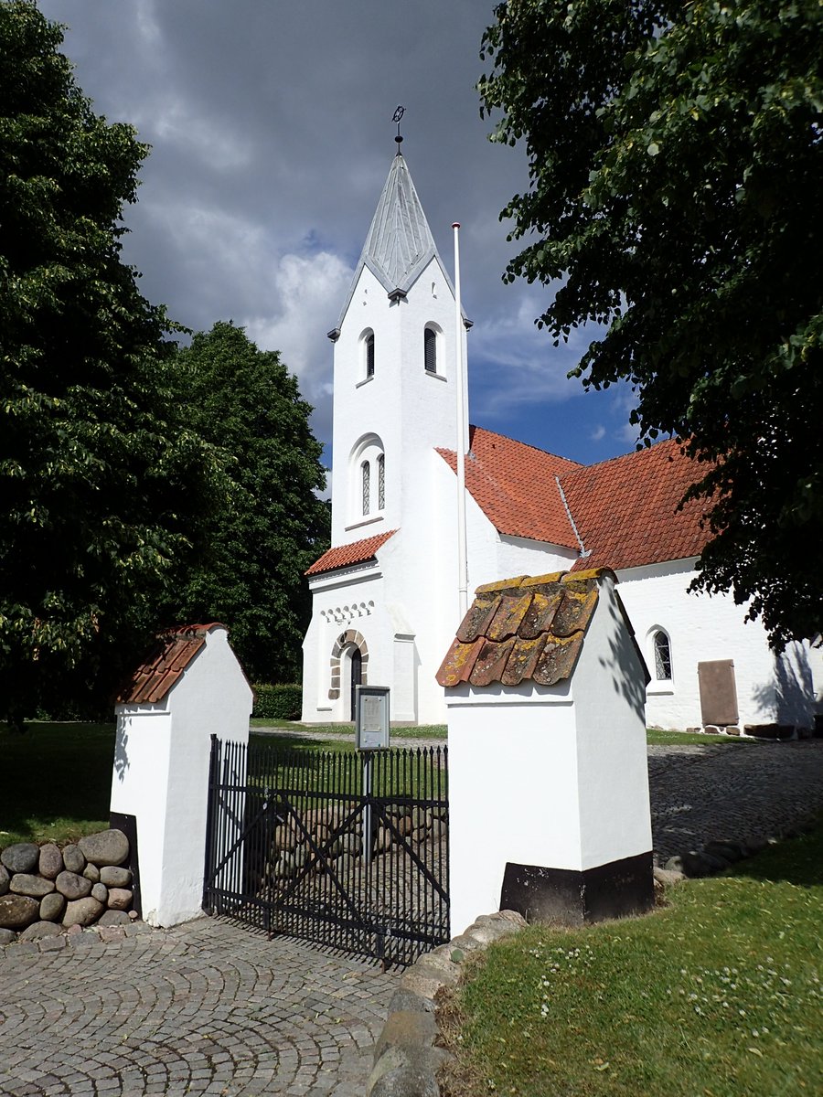 TheLuthInn's tweet photo. Sønder Aarslev Church in Aarhus, Denmark.

Built in the late 12th century, the current brick church replaced the congregation’s original wooden church. After the Reformation, it belonged to the Danish Crown, and today is a member of the Church of Denmark. https://t.co/CuhexTrpAx