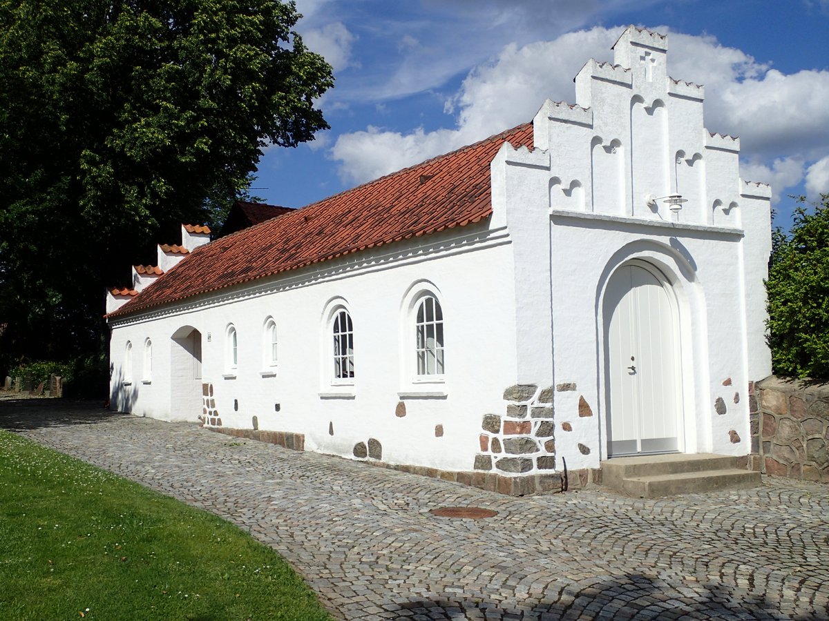 TheLuthInn's tweet photo. Sønder Aarslev Church in Aarhus, Denmark.

Built in the late 12th century, the current brick church replaced the congregation’s original wooden church. After the Reformation, it belonged to the Danish Crown, and today is a member of the Church of Denmark. https://t.co/CuhexTrpAx