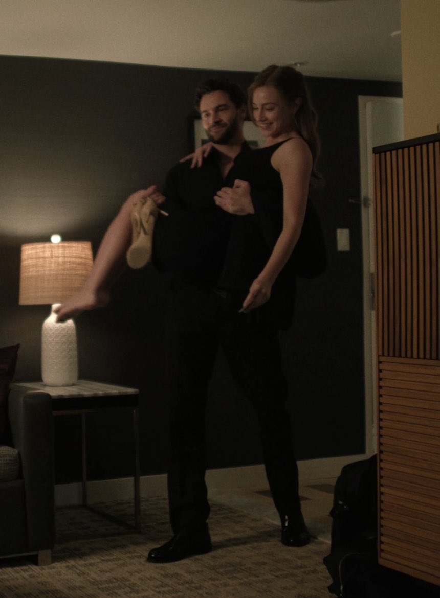 dianabellfort's tweet photo. Carrying her and holding her shoes?? that’s husband material right there https://t.co/LicqRYgi4l