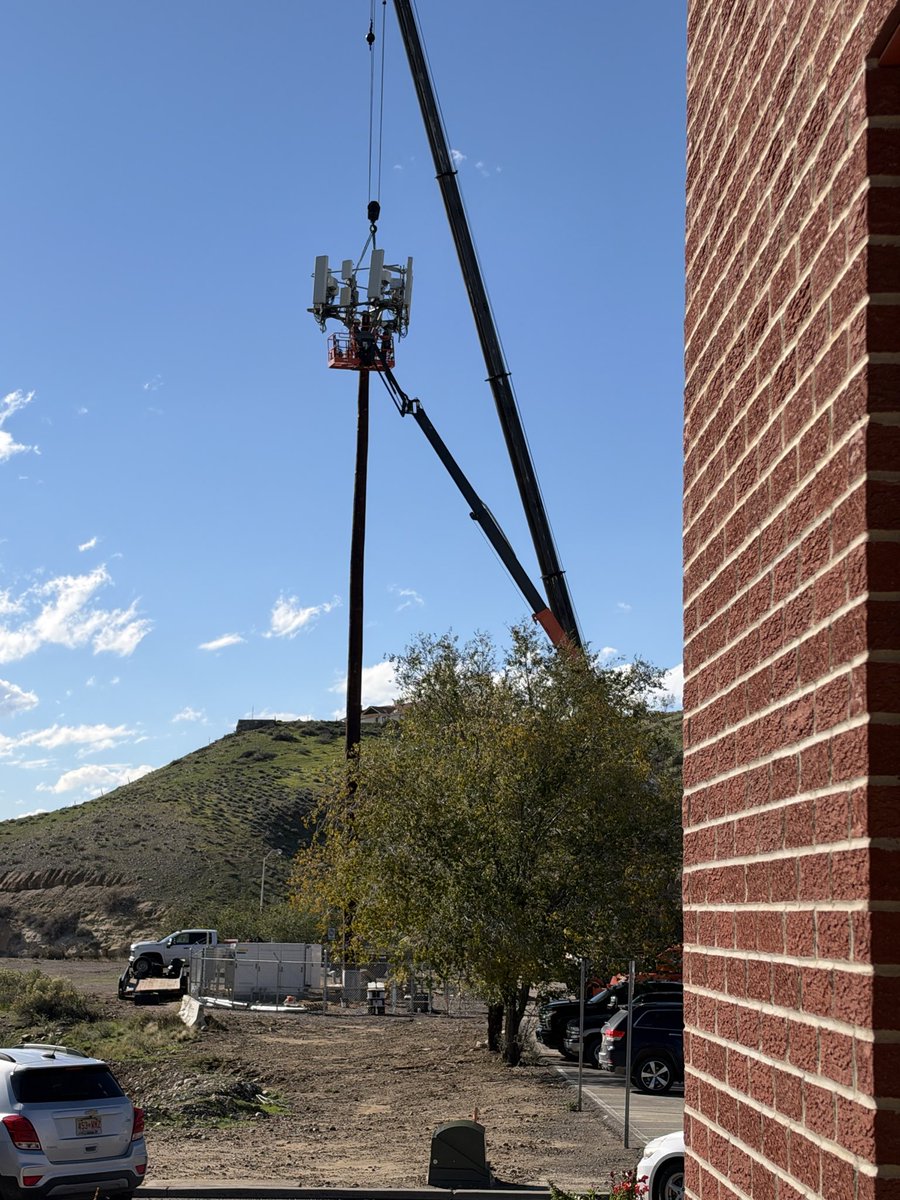 Shortwave77's tweet photo. @Techlife32 @ATT @ATT is installing a new tower next to my office in New Mexico. Replacing old LTE low band era gear with this! https://t.co/7y4sn1HZIA