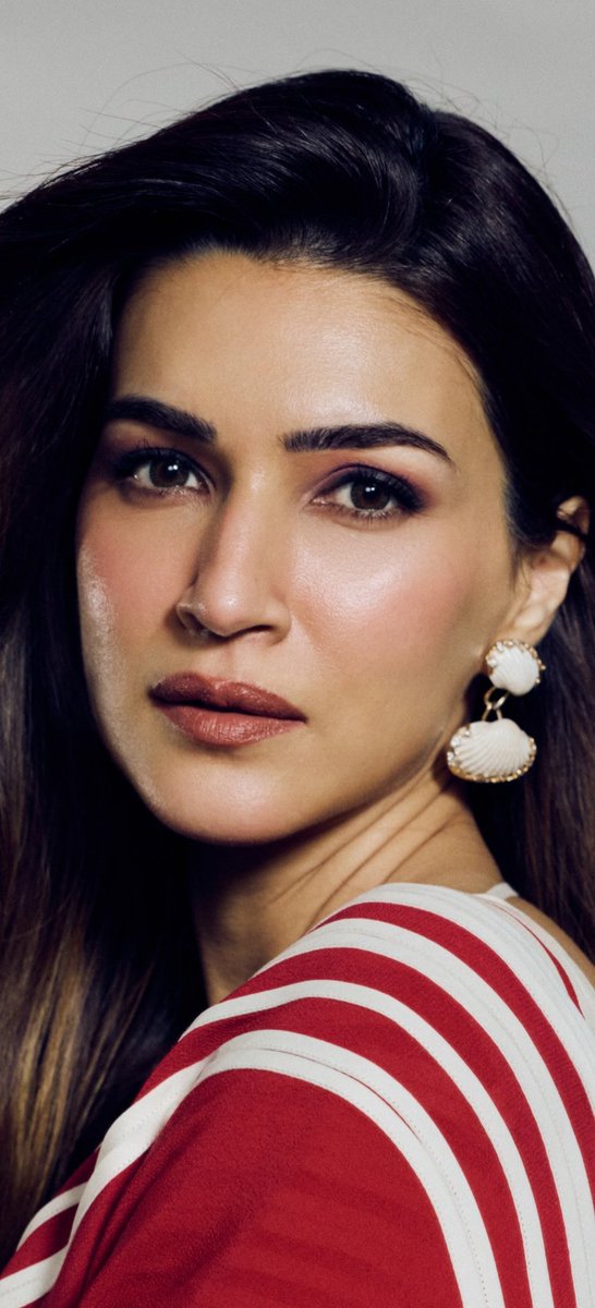 HardFrames's tweet photo. KRITI SANON FACECARD https://t.co/qsBtGoT0fM