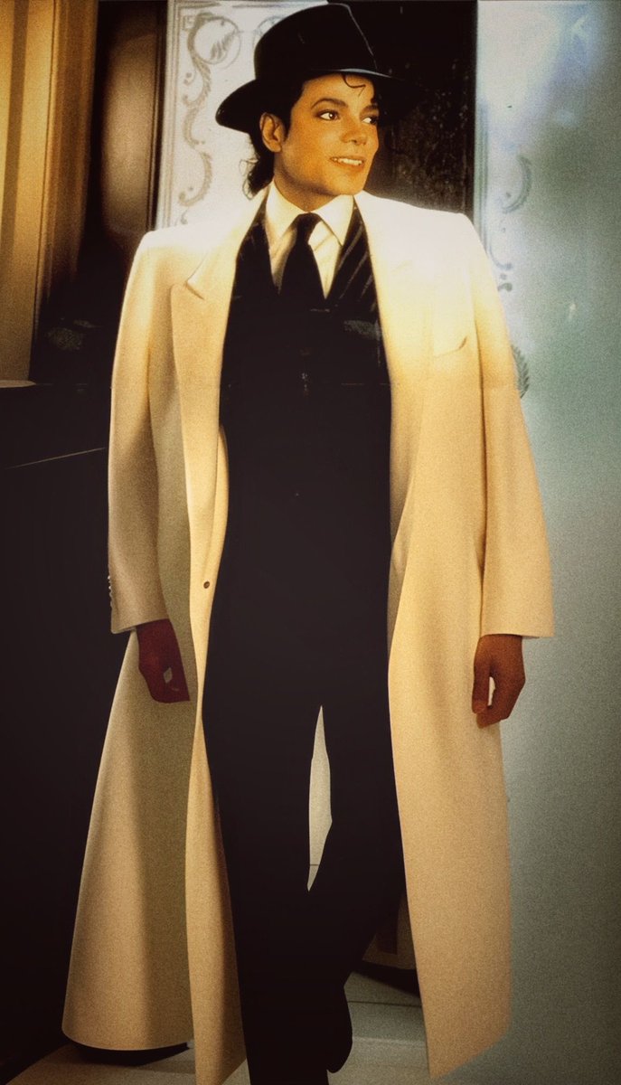 mjtwtinteracttt's tweet photo. BEST MJ OUTFIT VOTE
  𐔌  26  / out of 106  ♡⸝⸝  .

─  1988 “moonwalker” trenchcoat (570 votes) https://t.co/6ytPjYgDai