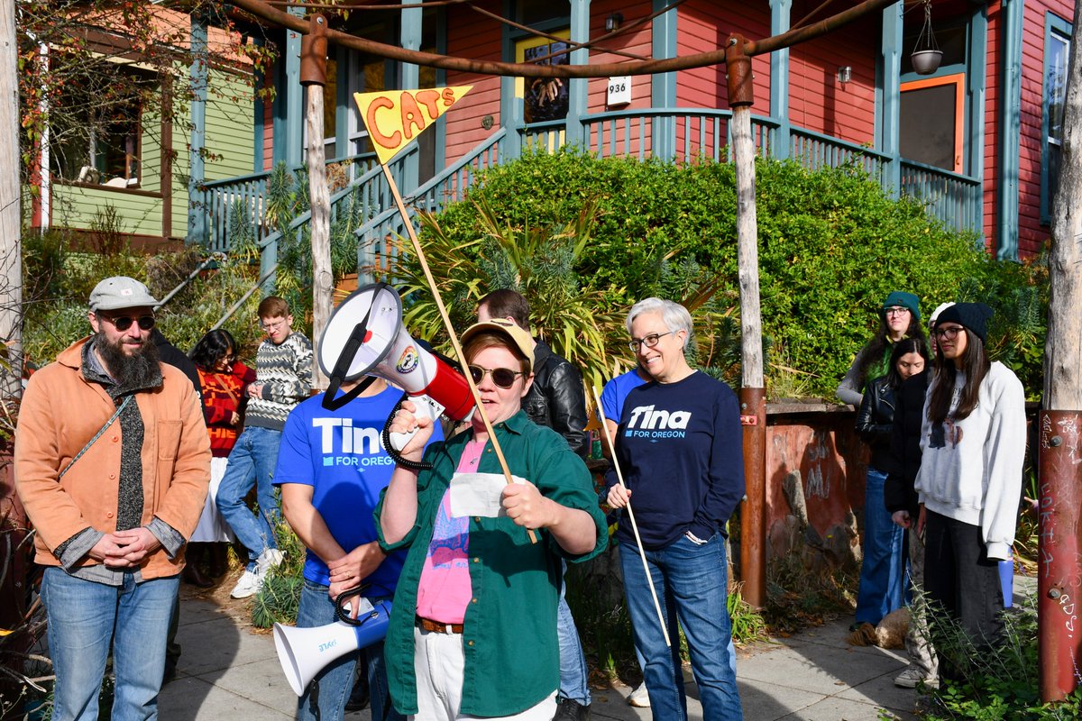 TinaKotek's tweet photo. Had a great time serving as honorary grand marshal for the Cats of Sunnyside walking tour! Nothing beats good neighbors and the community spirit that makes Oregon so special. https://t.co/EkmkrkpYGc