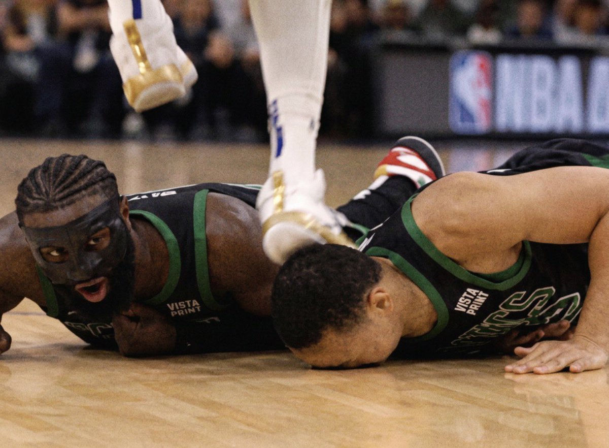 2ndStringShow's tweet photo. This still might be the funniest photo in sports 😭 https://t.co/x3IbpLo8IJ