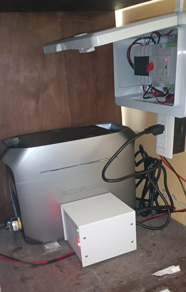 JoseETutorials's tweet photo. Otra ecoflow con sistema de transferencia automática instalada. Van 2 de 3 y a esta le falta la batería de expansión aún. https://t.co/CizEHTEFb4