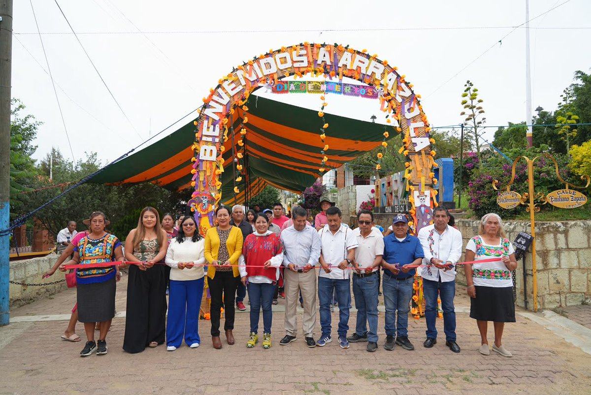 Imagen_Oax's tweet photo. #Arrazola comparte su #magia y #tradición en la #Expo #Feria #Artesanal 2026*
Santa Cruz #Xoxocotlán, Oax., 24 de oct.- A partir de este sábado 24 de octubre y hasta el 3 de noviembre, el #Andador #Turístico de #San #Antonio #Arrazola será sede de la #Expo #Feria }Artesanal 2026, con la participación de más de 30 artesanas y artesanos que compartirán el talento y la creatividad de esta comunidad.
Al inaugurar esta muestra enmarcada en las festividades de #DíadeMuertos, la presidenta municipal @Nancy_Benitez_ Zárate, destacó la calidad artística de esta comunidad que cumplirá 100 años, donde las #familias y visitantes podrán conocer y adquirir alebrijes que reflejan la #riqueza #cultural de #Arrazola.
La expo representa una oportunidad para apoyar la economía local y reconocer el trabajo de quienes mantienen viva esta #tradición.
@Gob_Xoxocotlan