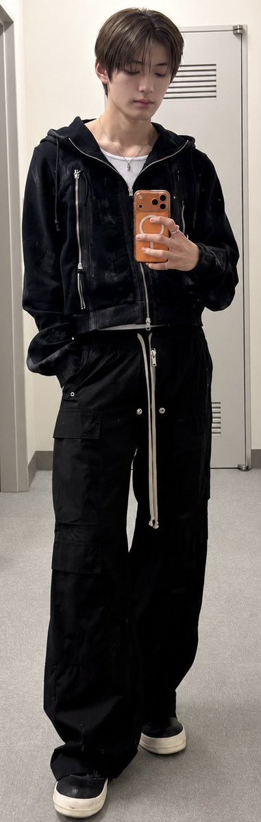 sangliplen's tweet photo. 볼 때마다 놀라는 다리 2m 남자들 https://t.co/xl0n2NHuVM
