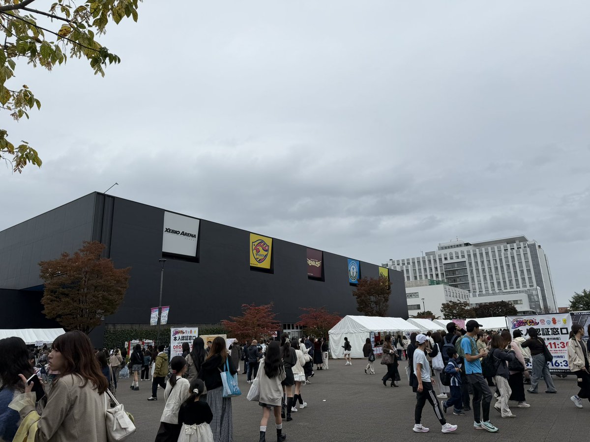 __skq__'s tweet photo. @__yomit0 現在長町駅方面から歩いてきて広場に入る手前の木の下におります。写真添付いたします。 https://t.co/RhExLzY3X1