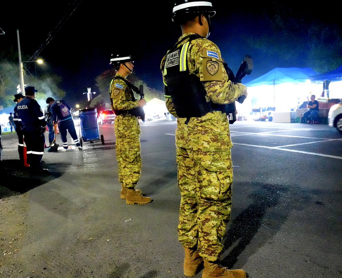 FUERZARMADASV's tweet photo. Mantenemos un dispositivo de seguridad junto a la @PNCSV en los alrededores del Estadio Cuscatlán, donde se presenta la banda británica Def Leppard.

#PlanControlTerritorial https://t.co/VSxTotzsXn