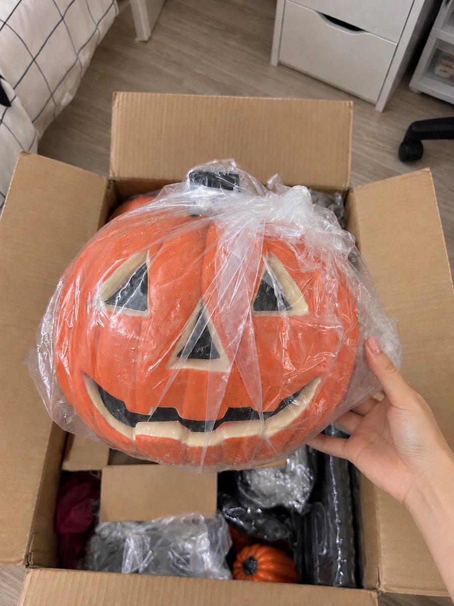 WildflowerMindX's tweet photo. A slow afternoon spent shopping for Halloween decorations sounds pretty perfect to me https://t.co/BLKCmJ4O2J