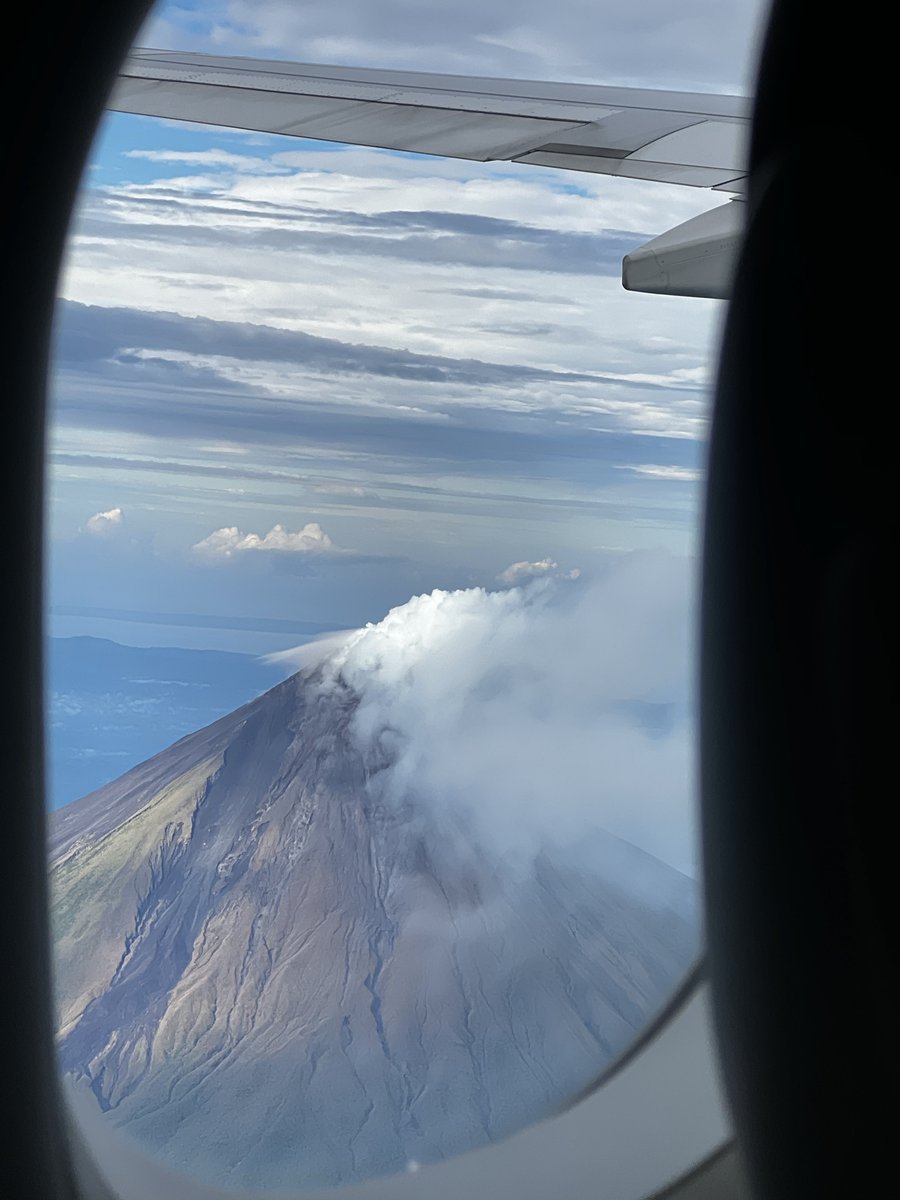 hannyyssi's tweet photo. View from the plane 😭💕 Buti nlng nasa left side kami ng plane kaninaaaa. Ang ganda gandaa ng mayon 😭 https://t.co/t31sk6KiTY